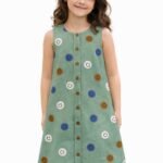 Πατρόν ραπτικής παιδικό φορεματάκι με κουμπιά έτοιμο φορεμένο