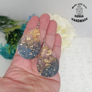 σκουλαρίκια σε σχήμα σταγόνας από Hanaa Handmade. Γκρι και χρυσές λεπτομέρειες