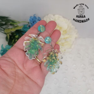 μοναδικά χειροποίητα σκουλαρίκια Hanaa Handmade, σε σχέδιο φύλλων με πράσινες και χρυσές λεπτομέρειες