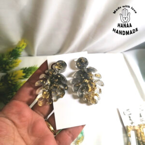 Αναδείξτε το στυλ σας με υπέροχα χειροποίητα σκουλαρίκια Hanaa Handmade, με γκρι και χρυσές λεπτομέρειες. Ιδανικά για καθημερινή χρήση και ειδικές περιστάσεις.