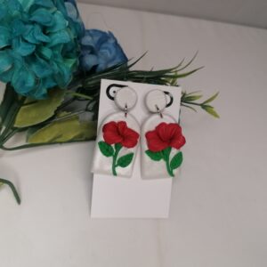 Χειροποίητα λευκά σκουλαρίκια από, πολυμερή πηλό, με κόκκινο λουλούδι, vintage στυλ. Αυτά τα σκουλαρίκια είναι ελαφριά και άνετα