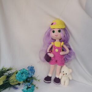 Κούκλα με βελονάκι Amigurumi, χειροποίητη και μοναδική, 30 εκ. ύψος, με ροζ και μοβ λεπτομέρειες. Ιδανική για διακόσμηση και ως προσωποποιημένο δώρο.