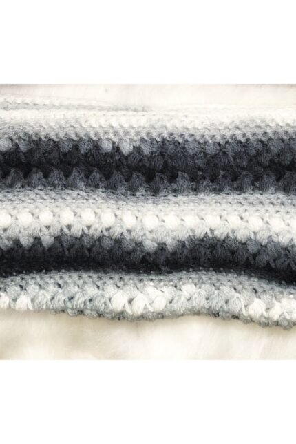 Χειροποίητος πλεκτός λαιμός διπλός, σε χρώμα γκρι-μαύρο-λευκό, πλεγμένος στο χέρι με βελονάκι