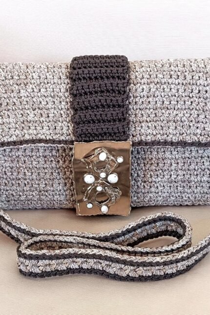 Πλεκτή νεανική τσάντα ώμου με χειροποίητη αγκράφα, πλεγμένη με μελανζέ γκρι-μπεζ-εκρού κορδόνι. Διαστάσεις: 30 x 18 x 9 εκ.