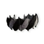 Μακραμέ βραχιόλι διπλό ζικ ζακ, σε ασημί και μαύρη απόχρωση κορδονιών.