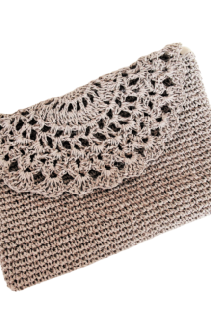 Γυναικεία καλοκαιρινή τσάντα φάκελος, πλεγμένη από ψάθα σε ανοιχτό γκρι χρώμα