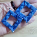 Μακραμέ σκουλαρίκια σε γεωμετρικό σχήμα (ρόμβος) με γκρί κρυσταλλάκια, σε τιρκουάζ σκούρο απόχρωση κορδονιού.