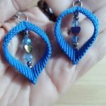 Μακραμέ σκουλαρίκια σε σχήμα σταγόνας, σε τιρκουάζ σκούρο απόχρωση κορδονιού.