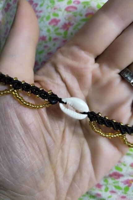 Χειροποίητο μακραμέ βραχιόλι ποδιού σε μαύρη απόχρωση κορδονιού και φυσικό κοχύλι