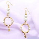 Χειροποίητα σκουλαρίκια κρίκος με πέρλες και κρίκους από ανοξείδωτο ατσάλι. Σε συσκευασία δώρου.