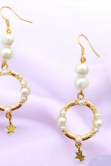 Χειροποίητα σκουλαρίκια κρίκος με πέρλες και κρίκους από ανοξείδωτο ατσάλι. Σε συσκευασία δώρου.