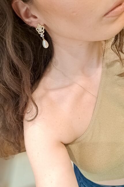 ”AMARYLIS” Κρεμαστά σκουλαρίκια επίχρυσα με υψηλής ποιότητας ζιργκόν πέτρα, για μια επίσημη περίσταση όσο και ως νυφικό κόσμημα. Σκουλαρίκια με απίστευτη λάμψη και εκλεπτυσμένο σχέδιο. Χειροποίητα με υψηλής ποιότητας πέτρες ζιργκόν, υποαλλεργικα , επιχρυσωμένα. Για νύφες αλλά και κάποια ιδιαίτερη περίσταση για εκλεπτυσμένη εμφάνιση.