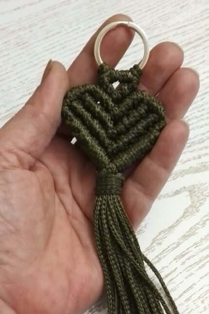 Μπρελόκ καρδιά μακραμέ χακί ασημί κρίκος