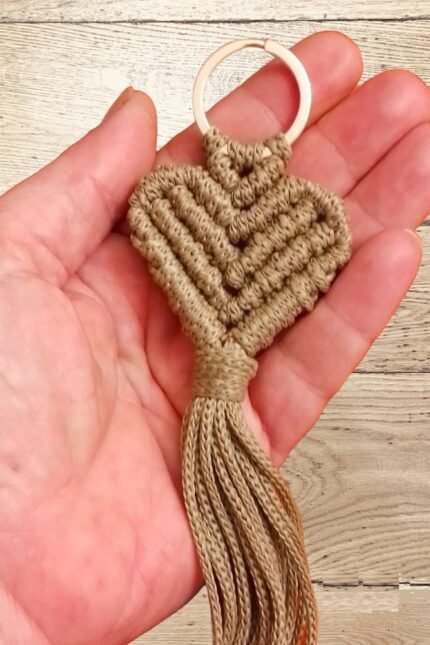 Μπρελόκ καρδιά μακραμέ καφέ-πούρου ασημί κρίκος