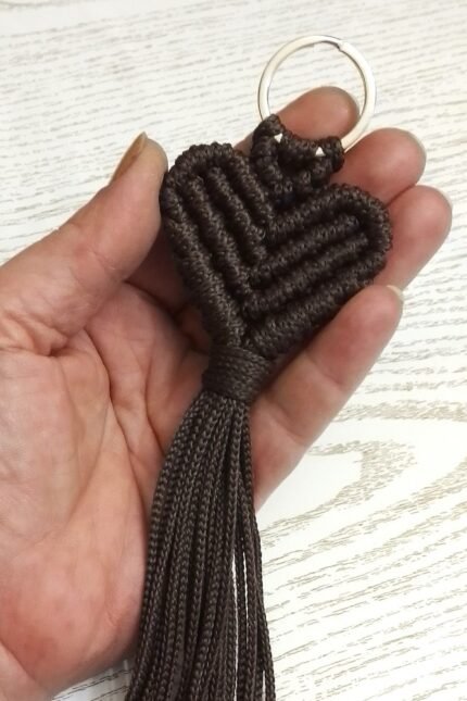 Μπρελόκ καρδιά μακραμέ καφέ ασημί κρίκος