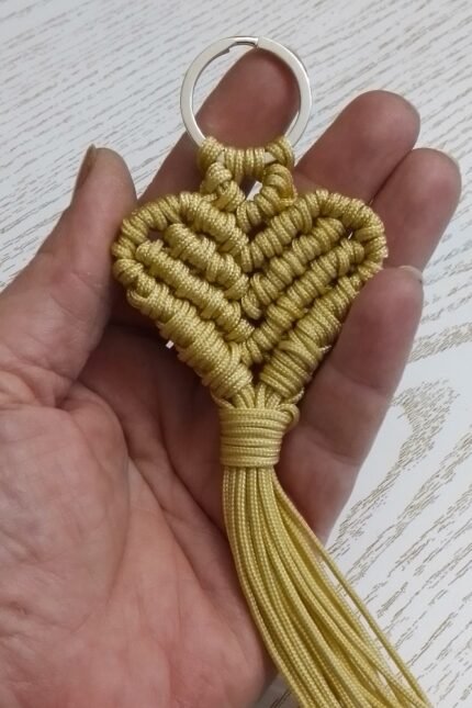 Μπρελόκ καρδιά μακραμέ μπεζ ασημί κρίκος