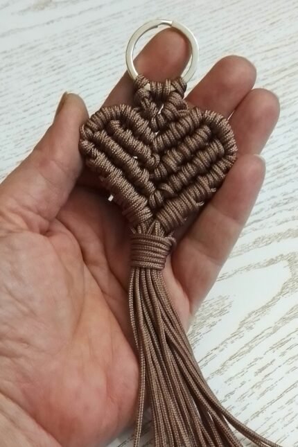 Μπρελόκ καρδιά μακραμέ σοκολά ασημί κρίκος