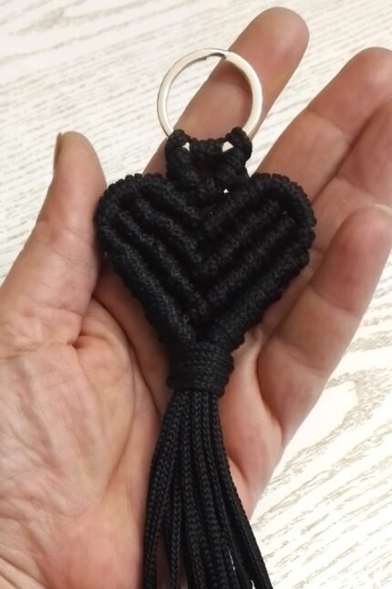 Μπρελόκ καρδιά μακραμέ μαύρη ασημί κρίκος