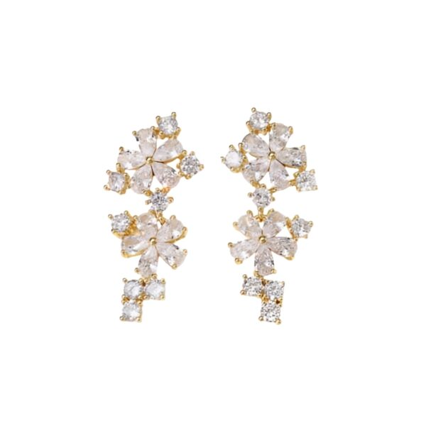 ”EMILY” Romantic Temperament Shiny Flowers Earrings, κρεμαστά σκουλαρίκια επίχρυσα με υψηλής ποιότητας ζιργκόν πέτρα, μπορούν να φορεθούν τόσο σε μια επίσημη περίσταση όσο και ως νυφικό κόσμημα. Σκουλαρίκια με απίστευτη λάμψη . Αναδεικνύουν την κάθε εμφάνιση από μια βραδινή έξοδο, μια επίσημη εκδήλωση μέχρι μια νύφη. Με υψηλής ποιότητας ζιργκόν πέτρα, υποαλλεργικα .