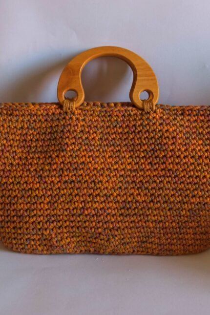 Χειροποίητη πλεκτή τσάντα χειρός με ξύλινα χερούλια