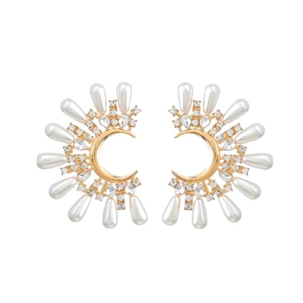 ”HAZEL” Moon flower earings, κρεμαστά σκουλαρίκια με πέρλα και πέτρες, χρυσό , μπορούν να φορεθούν τόσο σε μια καθημερινή , επίσημη περίσταση όσο και ως νυφικό κόσμημα. Σκουλαρίκια λαμπερά σε σχήμα μισοφέγγαρο. Τέλεια για κάποια επίσημη εκδήλωση και βραδινή έξοδο.