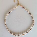 Κομψό κολιέ choker με μπεζ και καφέ αχάτη