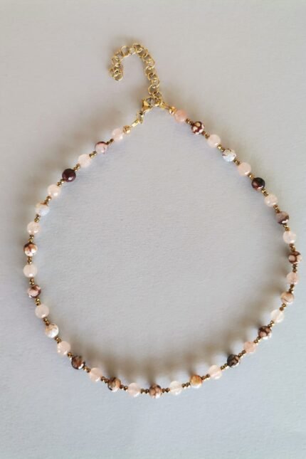 Κομψό κολιέ choker με μπεζ και καφέ αχάτη