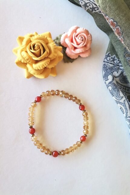 Ελαστικό βραχιόλι με κεραμιδί κορνεόλη ταγιέ 6 mm, πορτοκαλί κρύσταλλα ταγιέ 6 mm, επίχρυσες ροδέλες αιματίτη ταγιέ.
