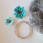 Ελαστικό βραχιόλι, δεμένο με ανθεκτική ελαστική σιλικόνη, με γκρι-μπεζ ιριδίζοντα κρύσταλλα ταγιέ 6 mm, ασημί αιματίτες ροδέλες ταγιέ