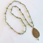 Κολιέ ροζάριο με λαδοπράσινο αχάτη και κρύσταλλα