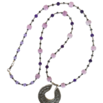 Μακρύ κολιέ με μωβ jade, αιματίτες και μοτίφ