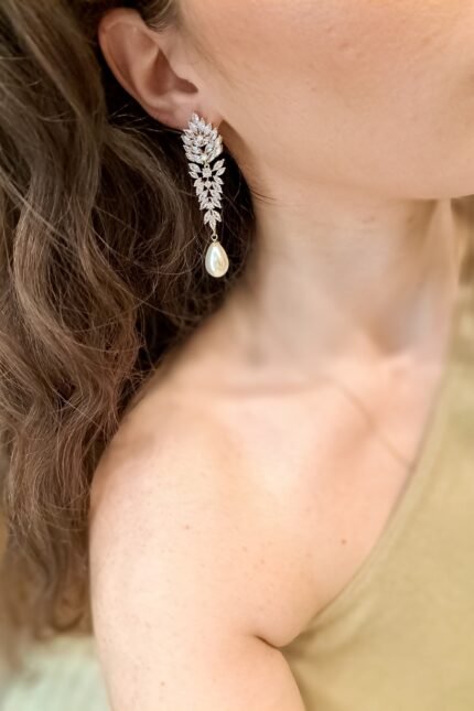 ”LEONA” σκουλαρίκια κρεμαστά σκουλαρίκια επίχρυσα με υψηλής ποιότητας ζιργκόν πέτρα, για μια επίσημη περίσταση όσο και ως νυφικό κόσμημα. Σκουλαρίκια με απίστευτη λάμψη και εκλεπτυσμένο σχεδιο . Χειροποίητα με υψηλής ποιότητας πέτρες ζιργκόν, υποαλλεργικα , επιχρυσωμένα. Για νύφες αλλά και κάποια ιδιαίτερη περίσταση για εκλεπτυσμένη εμφάνιση.