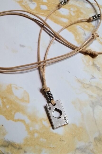 Αντρικό μενταγιόν μπεζ δερματίνη μεταλλικό τραπουλόχαρτο