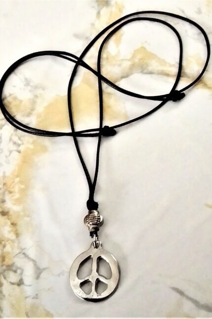 Αντρικό μενταγιόν μαύρη δερματίνη σήμα ειρήνης μικρό μεταλλικό