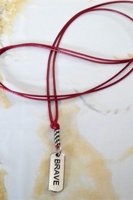 Αντρικό μενταγιόν μπορντώ δερματίνη Brave μεταλλικό