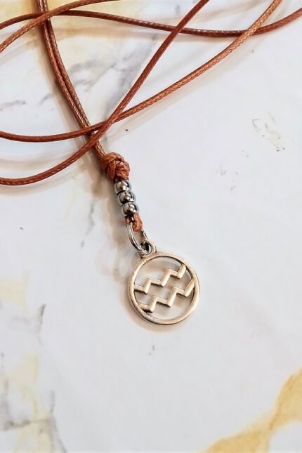 Αντρικό μενταγιόν καφέ ζώδιο Υδροχόος μεταλλικό