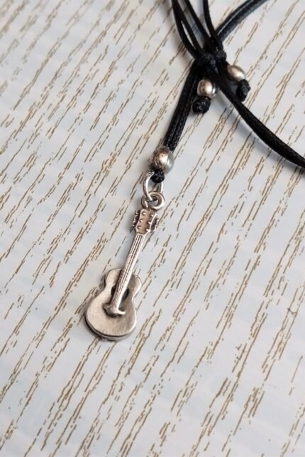 Αντρικό μαύρο μενταγιόν κιθάρα μεταλλική