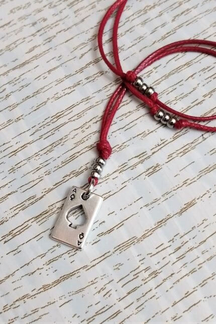 Αντρικό μενταγιόν μπορντώ μεταλλικός άσσος μπαστούνι