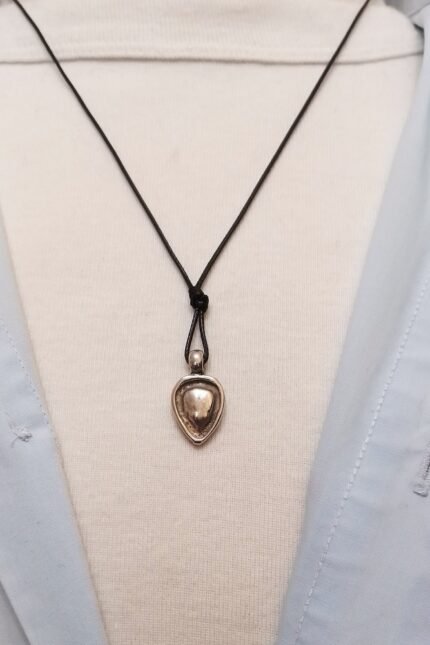 Αντρικό μενταγιόν μαύρο μεταλλικό ασημί δάκρυ