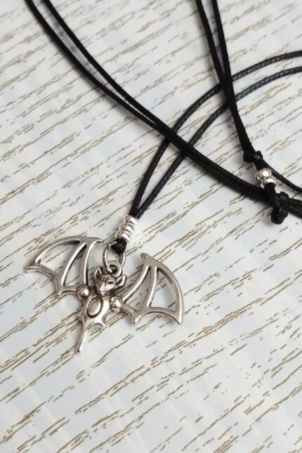 Αντρικό μενταγιόν μαύρο μεταλλική ασημί νυχτερίδα