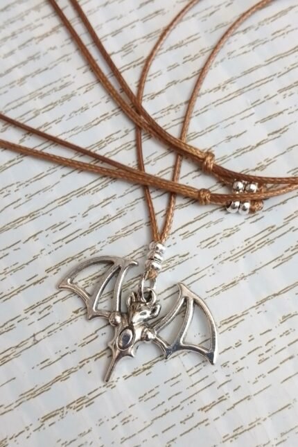 Αντρικό μενταγιόν σοκολά μεταλλική ασημί νυχτερίδα