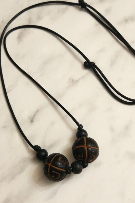 Αντρικό μαύρο μενταγιόν χάντρες έθνικ ξύλινες