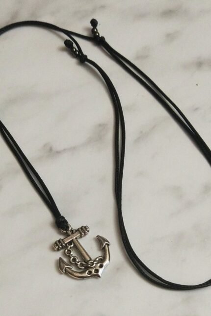 Αντρικό μαύρο μενταγιόν άγκυρα