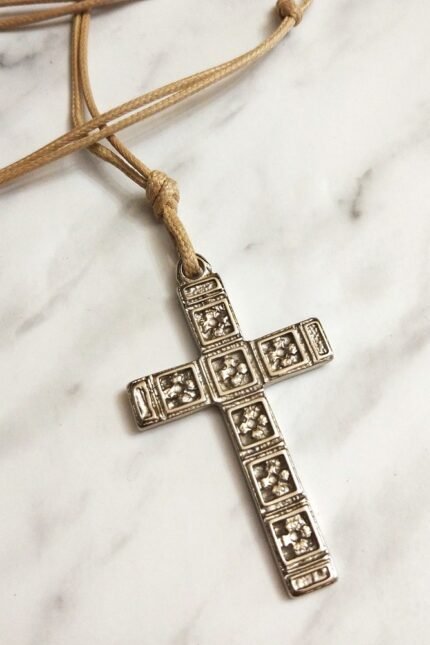 Αντρικό μπεζ μενταγιόν κλασσικός σταυρός