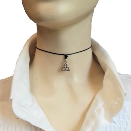 Cord necklace μαύρο με το κέλτικο σύμβολο Triquetra