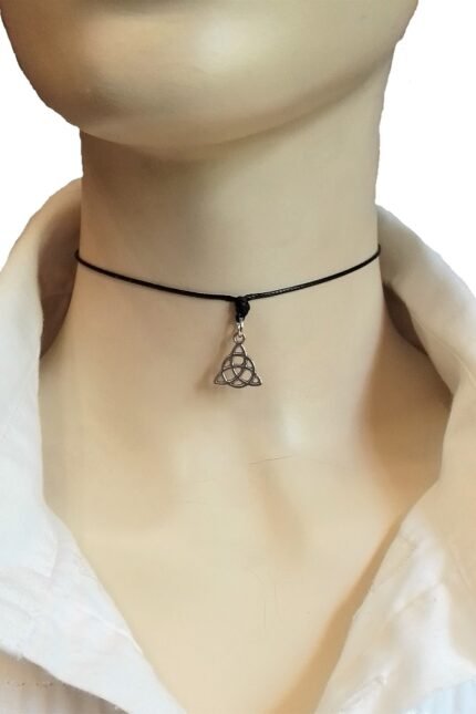 Cord necklace μαύρο με το κέλτικο σύμβολο Triquetra