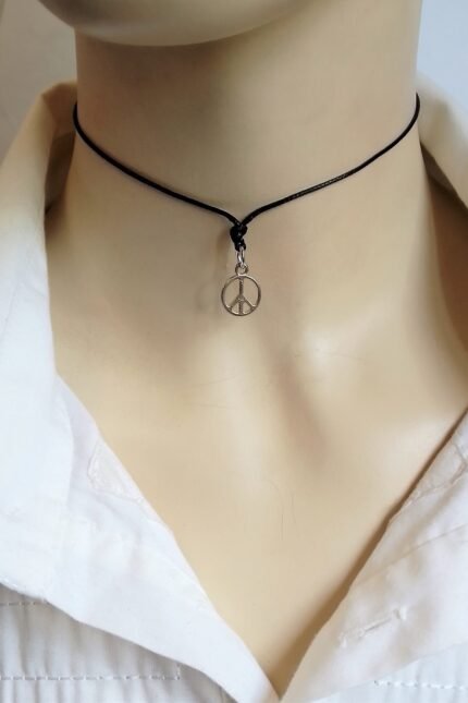 Τσόκερ με το σήμα της ειρήνης περασμένο σε μαύρο snake cord, (μία ανθεκτική δερματίνη που δεν ξεβάφει και δεν αλλοιώνεται).