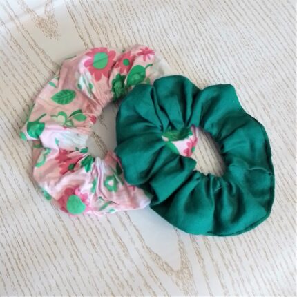 Σετ scrunchie δύο τεμάχια ροζ εμπριμέ σμαραγδί-πράσινο μονόχρωμο