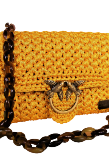 Πλεκτή χειροποίητη απογευματινή τσάντα ώμου σε κίτρινο χρώμα, διακοσμημένη με μπρονζέ μεταλλική αγκράφα Lovebirds. Διαστάσεις: 26 x 18 x 8 εκ.