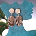 Χειροποιητα  Σκουλαρικια γκρι με μαυρο απο πολυμερικο  πηλο και γκλιτερ , επικαλυμμενα με υγρο γυαλι